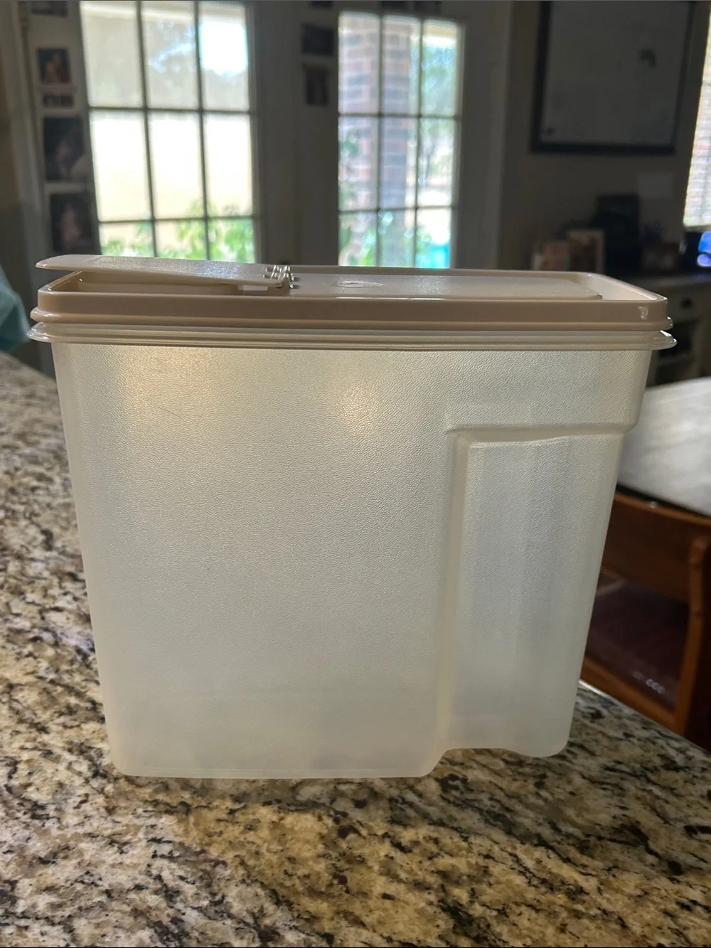 Rubbermaid 13 Cups Translucent Food Storage Container with Beige Lid